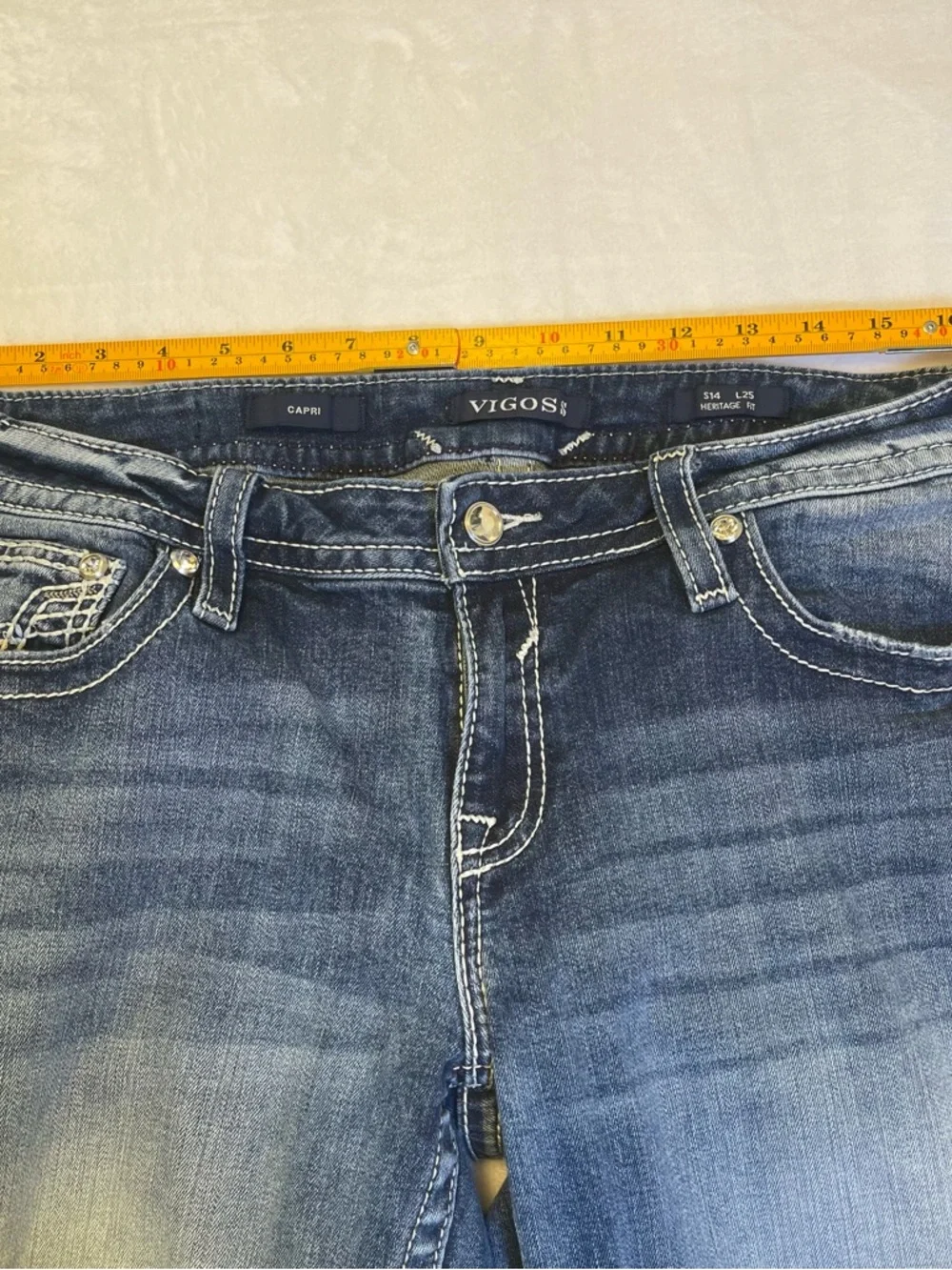 Vigoss Women's 14 Mid-Rise Medium Wash Heritage Fit Jean Capris Distressed Y2K